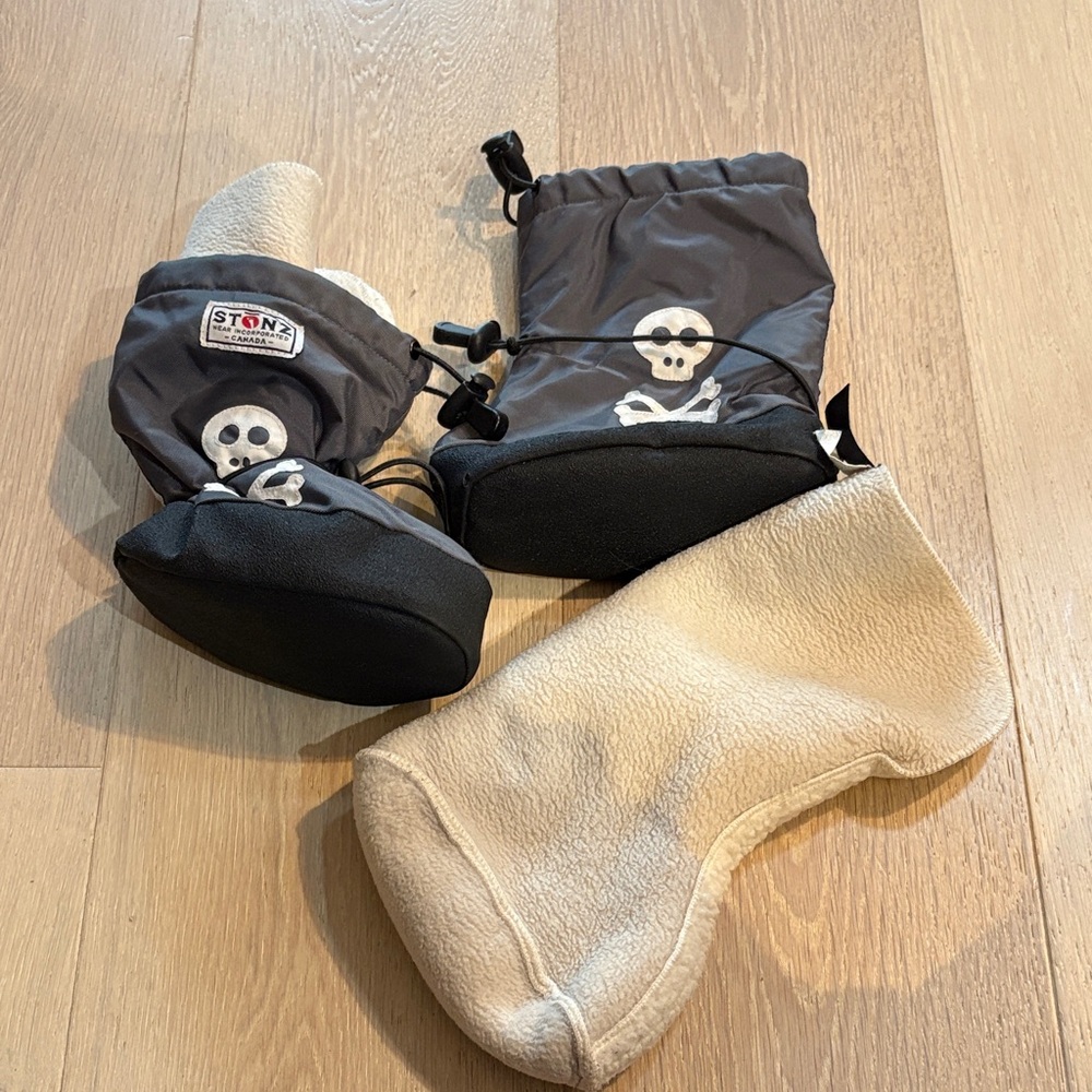 Stonz Black Skull Kids Waterproof Booties with Removable Cream Liner